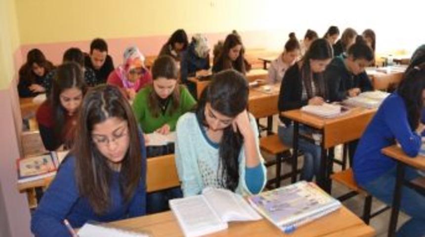 &Ouml;ğrenciler Kitap Okuma Saatini Seviyor