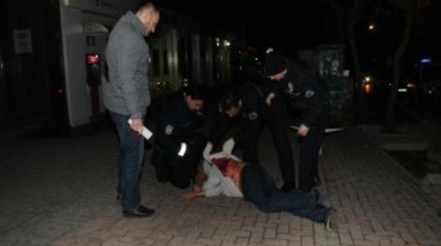 Kaldırımda Y&uuml;r&uuml;rken Bı&ccedil;akladılar