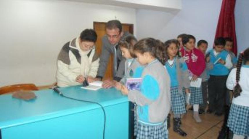 Yazar Zeynep &Ouml;zdemirbaş, okulları geziyor