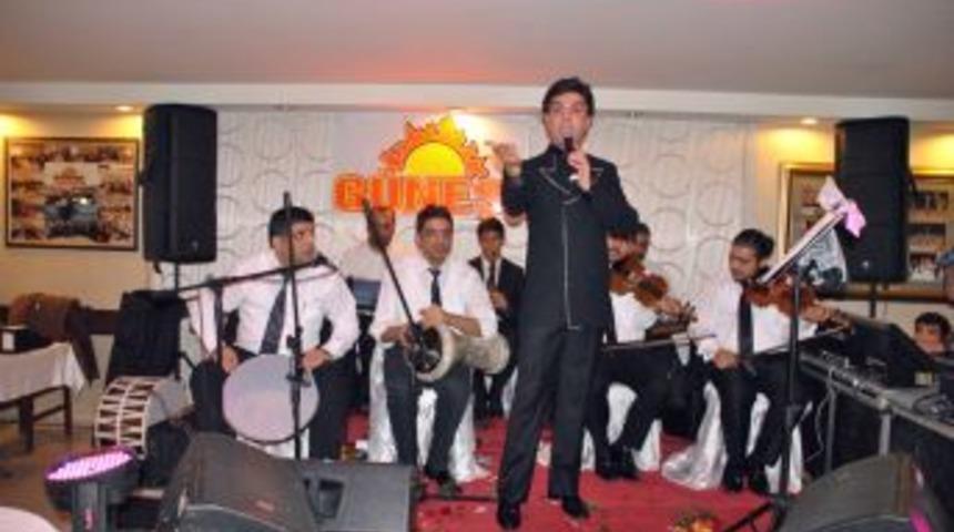 Yılmaz Morg&uuml;l şarkılarıyla b&uuml;y&uuml;ledi