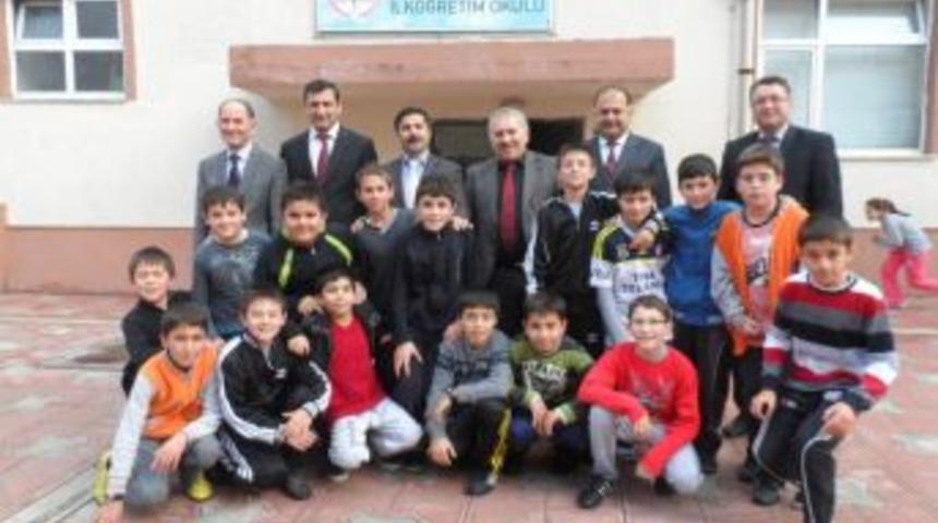 Milli Eğitim m&uuml;d&uuml;r&uuml; okulları ziyaret etti