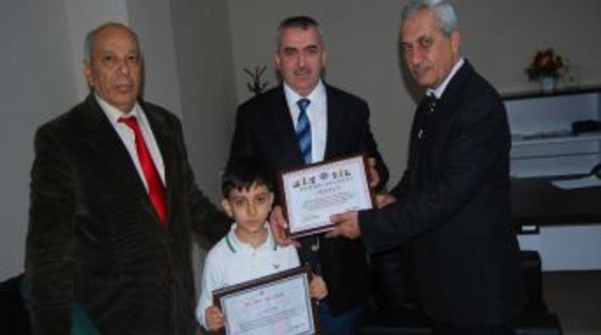 Şampiyon Satran&ccedil;&ccedil;ılara Başarı Belgesi