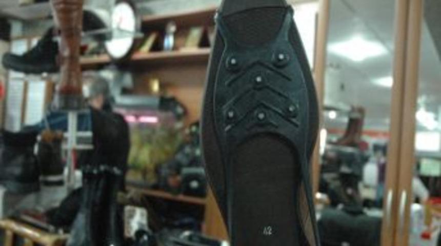 Ayakkabıya Takılan &Ccedil;ivili Aparatlar, Buzlu Zeminde Kayıp D&uuml;şmeyi &Ouml;nl&uuml;yor