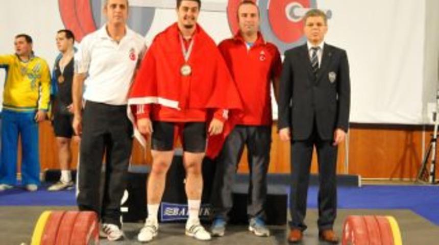 Uludağ &Uuml;niversitesi &Ouml;ğrencisi Halterde Avrupa Ikincisi Oldu