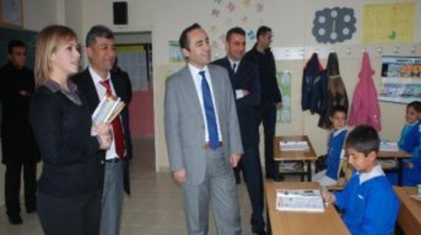Hani İl&ccedil;e Kaymakamı İsmail Şanlı K&ouml;y Okullarını Ziyaret Etti