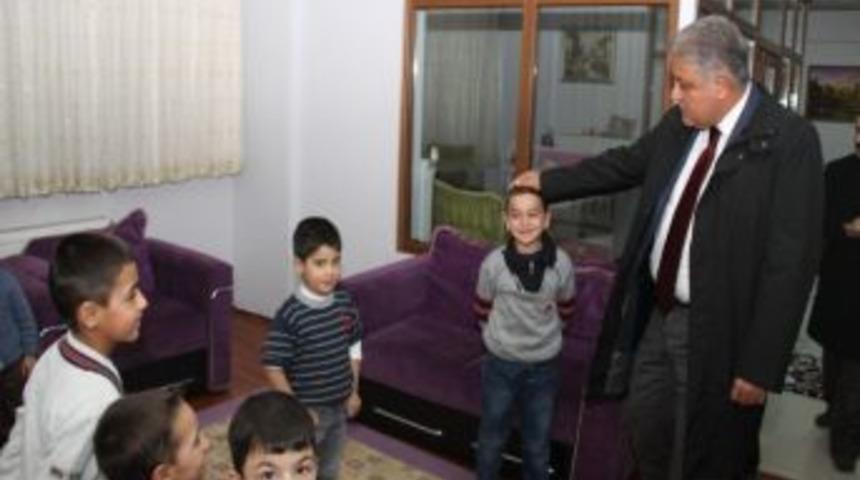 Vali Tekinarslan Çocuklarla Yemekle Buluştu