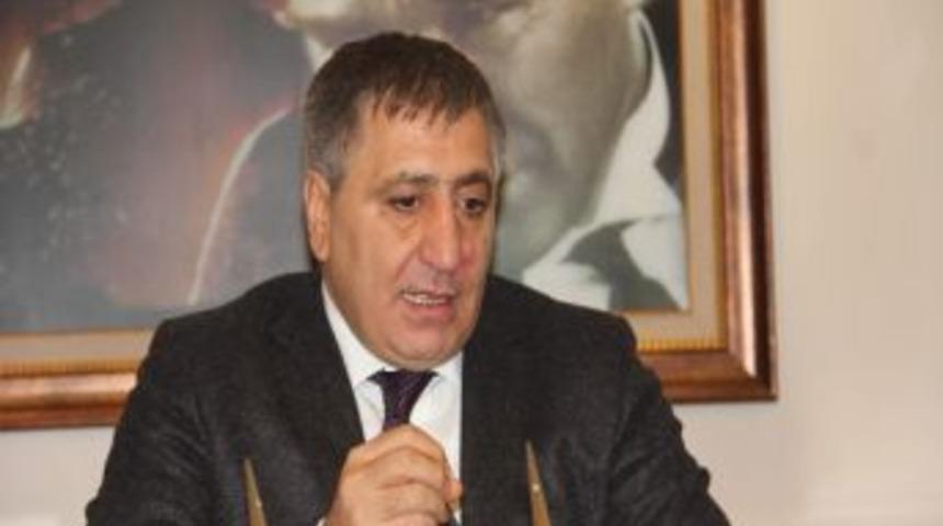 Karab&uuml;k Valisi İzzettin K&uuml;&ccedil;&uuml;k: