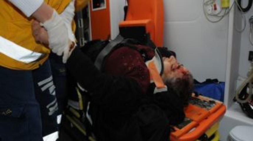 Kocasıyla Karşıdan Karşıya Ge&ccedil;erken Otomobilin Altında Kaldı