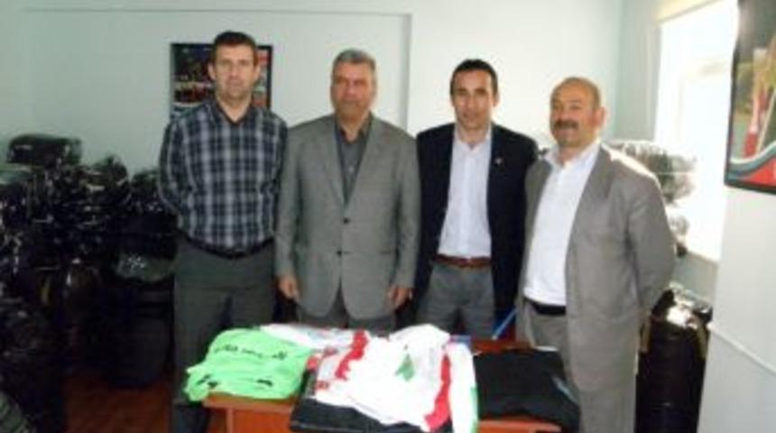 Yalova Belediyesi&rsquo;nden Okullara Ve Spor Kul&uuml;plerine Malzeme Yardımı