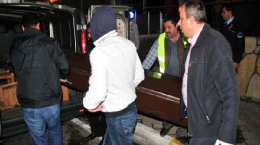 Bar Sahibi M&uuml;şterilerini Bı&ccedil;akladı: 1 &Ouml;l&uuml;, 1 Yaralı