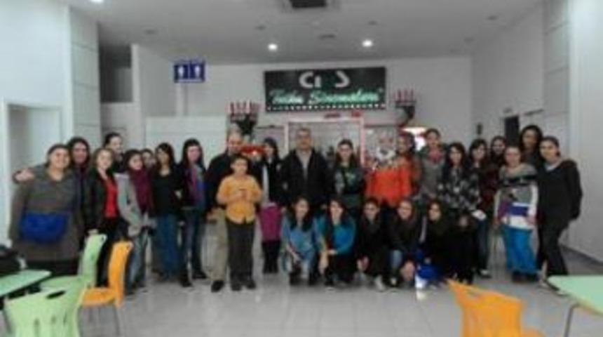 Devamsızlık Yapmayan &Ouml;ğrencilere Sinema &Ouml;d&uuml;l&uuml;