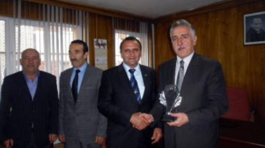 Deliilyas Belediye Başkanı Akbulut&rsquo;tan, İşkur İl M&uuml;d&uuml;r&uuml; Soysal&rsquo;a Plaket