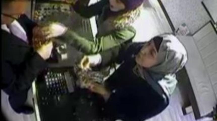 Kuyumcuyu Oyaladı, Bileziği Saniye Bile S&uuml;rmeden &Ccedil;aldı