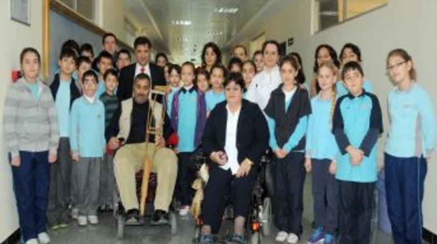 Şehzadeli &Ouml;ğrenciler, Mavi Kapaklarla Aldıkları Ak&uuml;l&uuml; Arabayı &Ouml;zen'e Teslim Etti