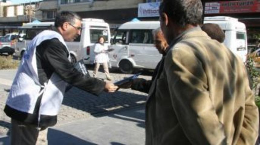 İnsan Hakları Evrensel Bildirgesi Dağıtıldı