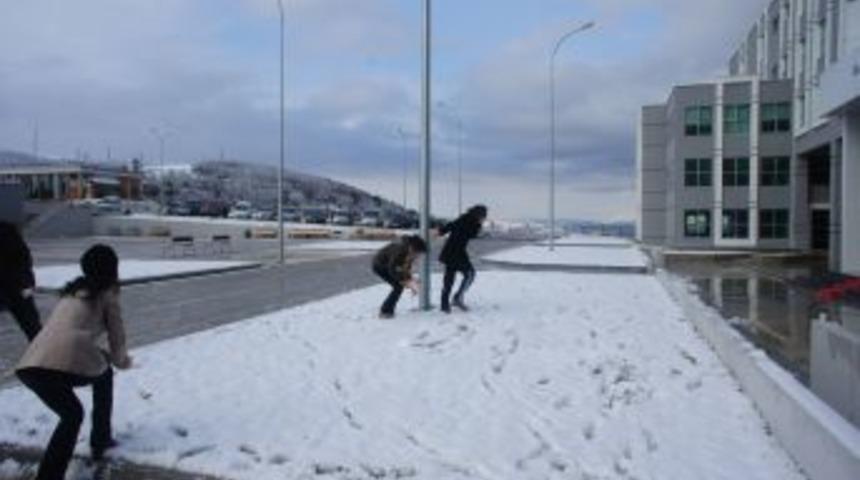 &Uuml;niversite &Ouml;ğrencilerinin Kartopu Keyfi