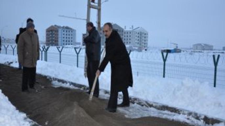 Ağrı Belediyesi Soğuk Ve Kara Rağmen &Ccedil;alışıyor