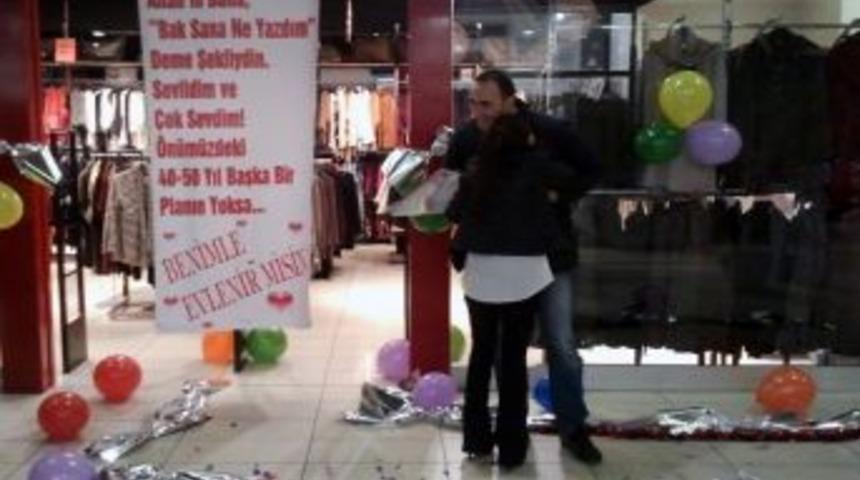 Pankartla Evlenme Teklifi