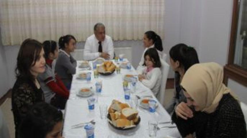 Vali Tekinarslan, Sevgi Evlerindeki &Ccedil;ocukları Ziyaret Etti