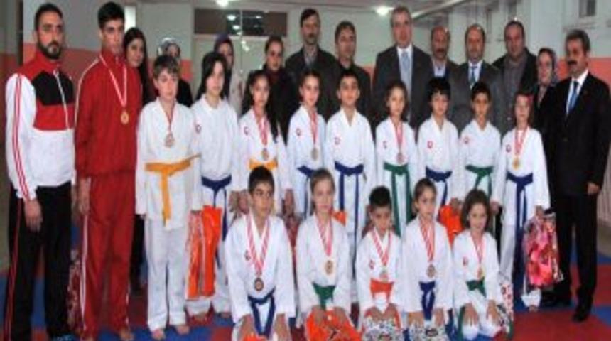 Uluslararası Karate Şampiyonası&rsquo;nda Başarılı Olan Sporcular &Ouml;d&uuml;llendirilirdi
