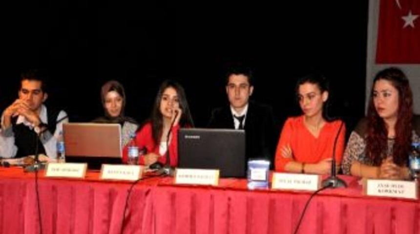 &Uuml;niversite &Ouml;ğrencilerinden Keyifli Panel