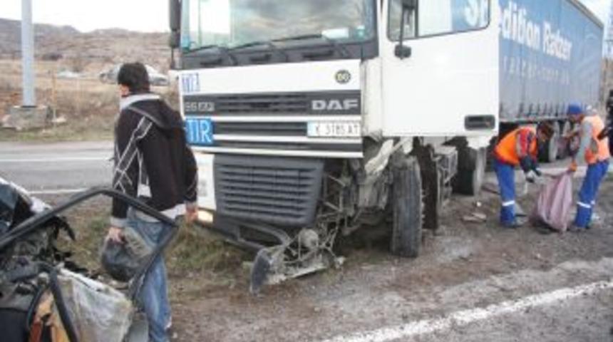 Yabancı Plakalı TIR'la Otomobil &Ccedil;arpıştı: 3 Yaralı