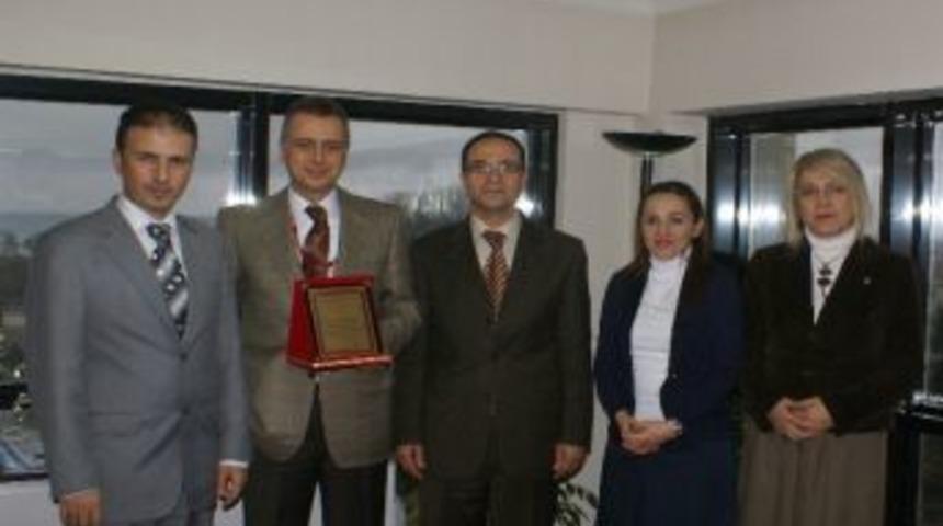 Levent Karlıbel&rsquo;e &Ouml;ğretmenlerden Plaket