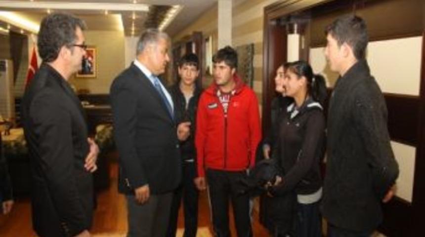 Vali Tekinarslan Tenis&ccedil;ileri Kabul Etti