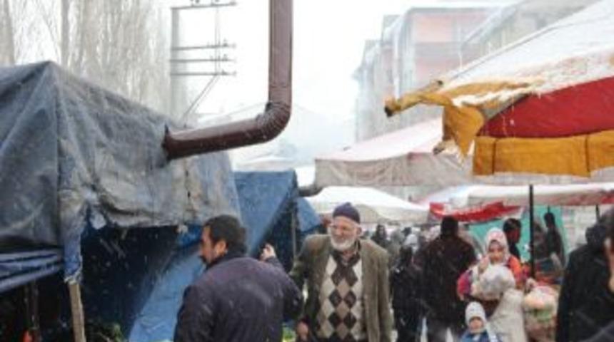 Erzurum&rsquo;da Soğuk Nedeniyle Pazara Soba Kuruldu
