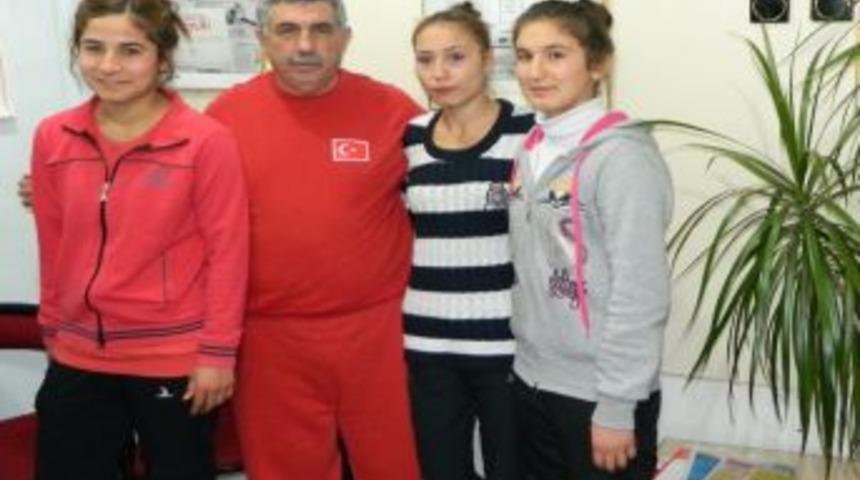Kozanlı Bayan G&uuml;reş&ccedil;iler T&uuml;rkiye Şampiyonası I&ccedil;in Ankara&rsquo;ya Gitti
