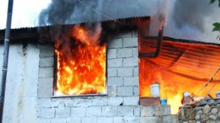 Evini Alevler İ&ccedil;erisinde G&ouml;ren Kadın Sinir Krizi Ge&ccedil;irdi