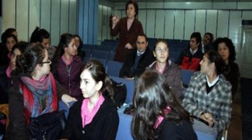 &Ouml;ğrenciyle Dernek Başkanı Arasında 'sigara' Diyalogu