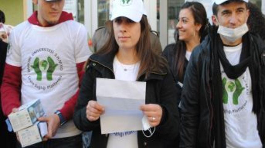 Hakkari'de Hava Kirliliğine Karşı &Uuml;niversite &Ouml;ğrencileri Maske Dağıttı