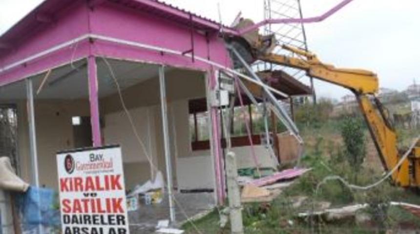 İzmit&rsquo;te Ka&ccedil;ak Yapı Emc&uuml;men Kararıyla Yıkıldı
