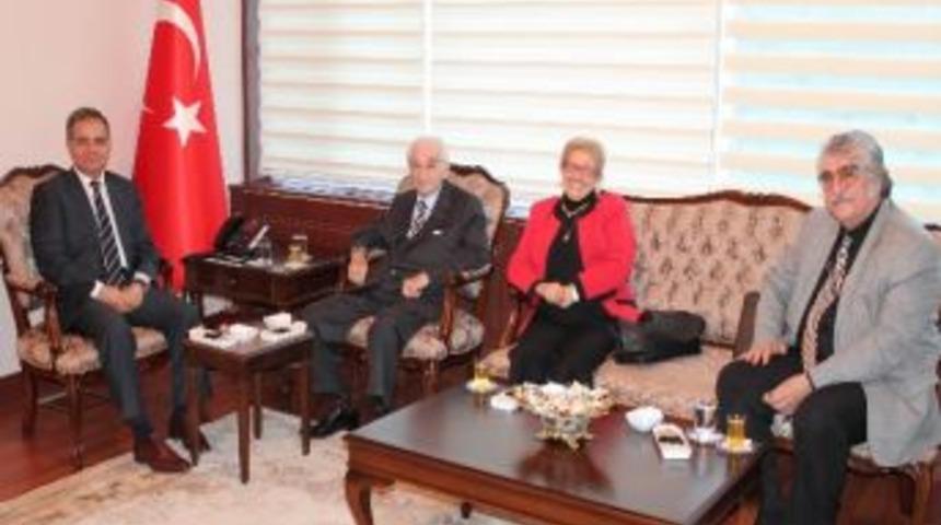 Devlet Sanat&ccedil;ısı Prof. Dr. Alaeddin Yavaş&ccedil;a, Vali Tapsız'a Ziyarette Bulundu