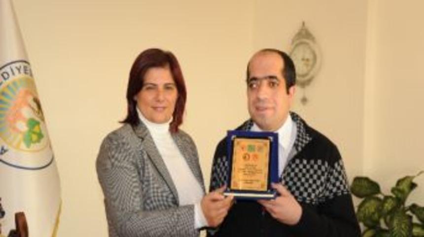 Engellilerden Başkan &Ccedil;er&ccedil;ioğlu&rsquo;na Plaket