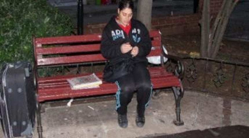 Anne ve kızının sokaklardaki &ccedil;aresizliği