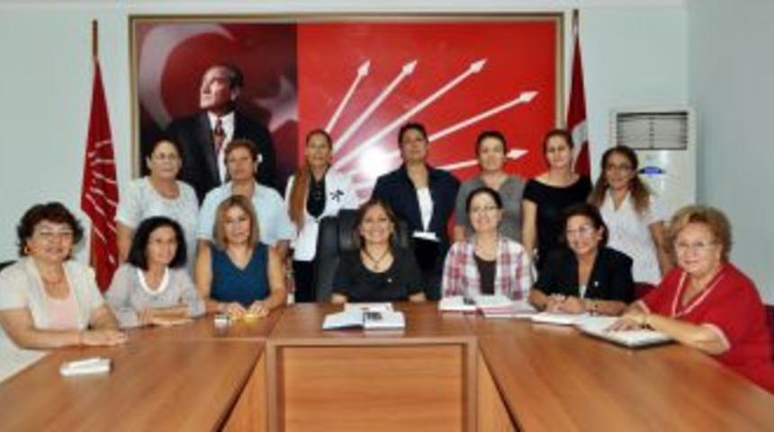 CHP’li kadınlardan Arınç’a protesto