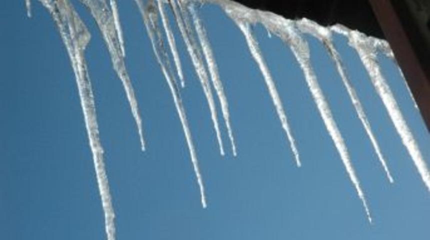 &Ccedil;atılarda Oluşan Buz Sarkıtları Tehlike Sa&ccedil;ıyor