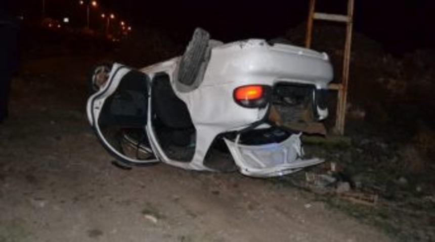 Otomobil Karşı Şeride Ge&ccedil;ip Şarampole U&ccedil;tu: 4 Yaralı