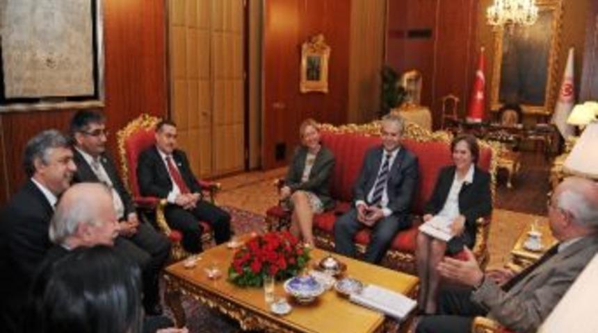 Meclis Tv İ&ccedil;in Oluşturulan &Ccedil;alışma Grubu, Tbmm Başkanı &Ccedil;i&ccedil;ek&rsquo;i Ziyaret Etti