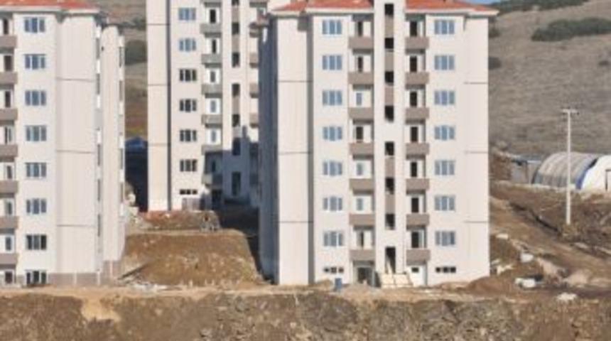 Park Halindeki Kamyon İş&ccedil;ilerin Dinlendiği Barakaya &Ccedil;arptı: 3 Yaralı