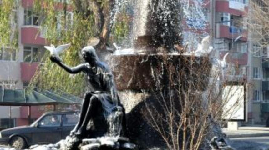 Soğuklardan Heykeller De Nasibini Aldı