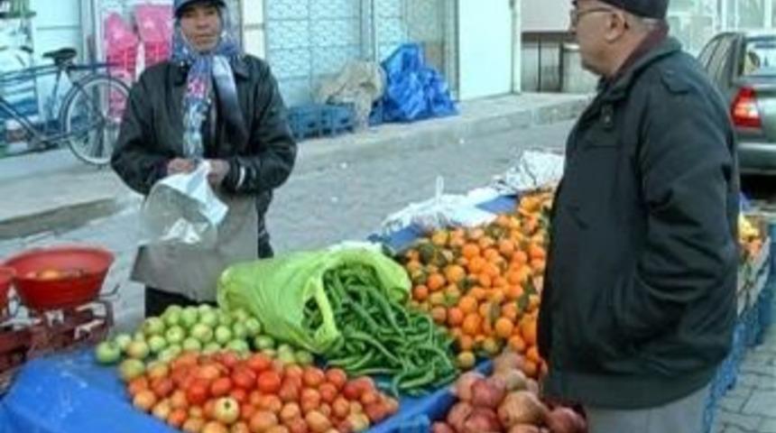 Yaşlı Kadın 40 Yıldır Pazarcılık Yapıyor