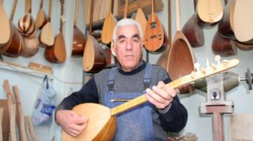Erzincanlı Usta Saz Üstatlarına Bağlama Yapıyor Ama Çalmasını Bilmiyor