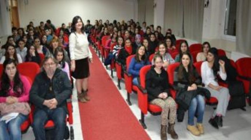 Kula'daki Yüksek Okul Öğrencileri, Düzenli Olarak Sinema Filmi İzliyor