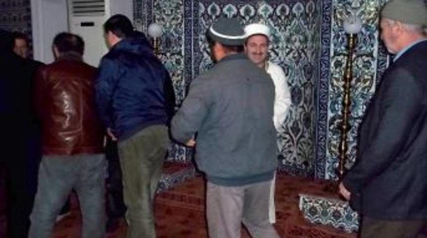 Bu Camide Her Cuma Sabahı Bayramlaşılıp Kahvaltı Ediliyor