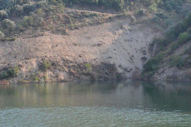 Baraj gölü kenarında çalışan kepçe, sulara gömüldü