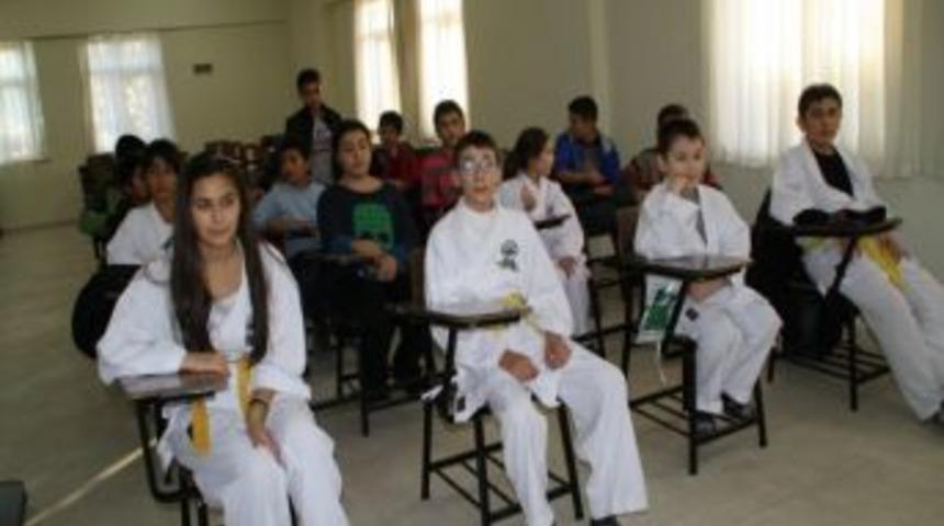 Karate Kursu &Ouml;ğrencilerinden Halk Eğitim Merkezi'ne Ziyaret