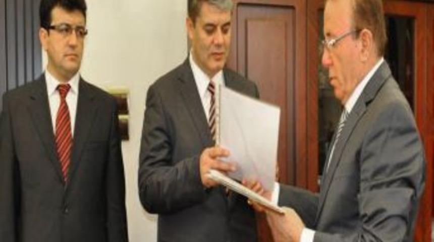 Isparta Valisi Oğuz'dan Emniyet Personeline &Ouml;d&uuml;l